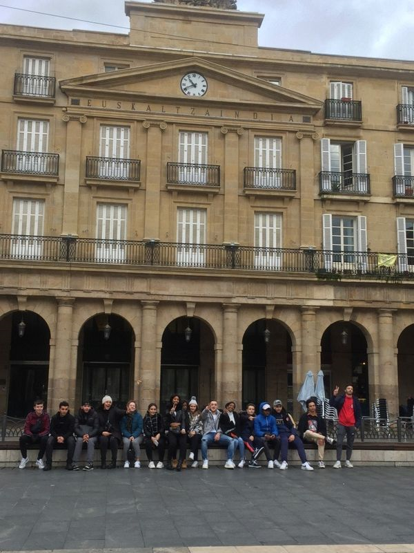 La classe devant un bâtiment