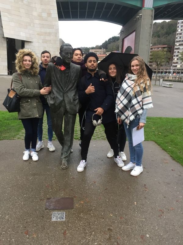Des élèves devant le musée Guggenheim de Bilbao