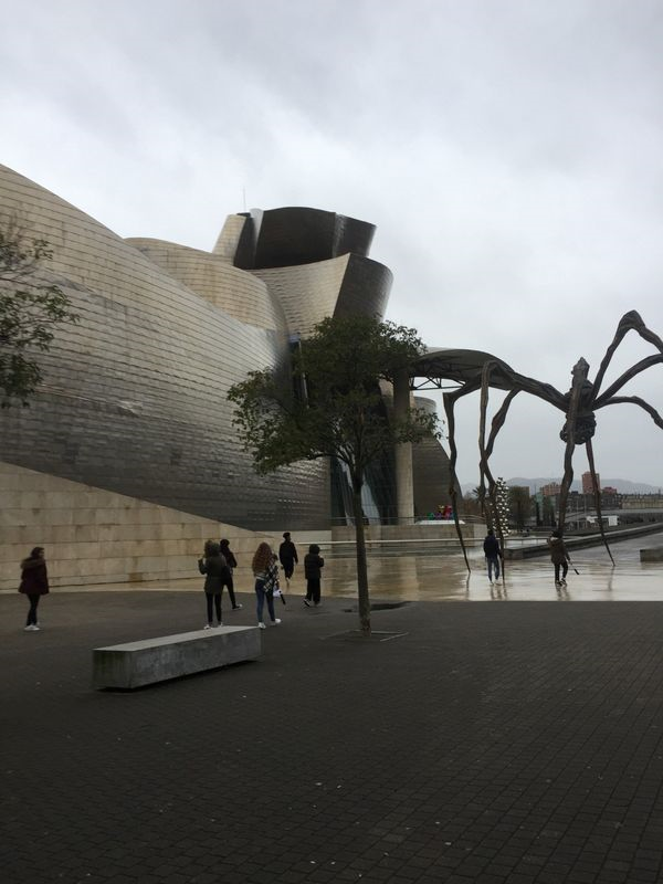 Vue d'ensemble du musée Guggenheim de Bilbao